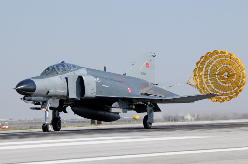 Photo 14.jpg - Landing with drag shute